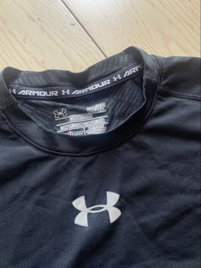 Under armour vest 運動背心 （分類：運動服裝）位於 Hong Kong。 由 vintagejojo 提交（商品編號 1437319035，圖片 2）。簡介： 。