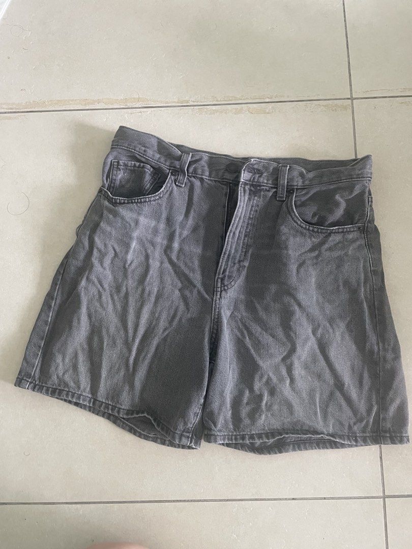 Uniqlo Denim Shorts - Size 28 (Category: Shorts) located in Singapore. Submitted by glimpseofsunshine (Listing ID 1437347997, Image 1). Description: - Uniqlo denim shorts - Classic grey color - Size: 28 (71cm) - Material: 100% cotton - Perfect for everyday wear.