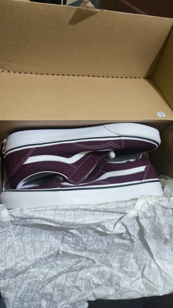 Vans Old Skool (Category: Sneakers) located in Manila. Submitted by kgu26 (Listing ID 1437394732, Image 3). Description: 3k nalang ‼️ (₱4600 original price) Wrong size sa akin, never nagamit, nakatambak lang - Vans Old Skool - Colorway: Port Royale/True White - Size: US Men's 8.0, US Women's 9.5, UK 7.0, EUR 40.5, 26.0 CM - Features: Burgundy upper with white accents and sole - Includes: Original box and tags.