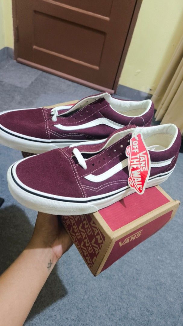 Vans Old Skool (Category: Sneakers) located in Manila. Submitted by kgu26 (Listing ID 1437394732, Image 1). Description: 3k nalang ‼️ (₱4600 original price) Wrong size sa akin, never nagamit, nakatambak lang - Vans Old Skool - Colorway: Port Royale/True White - Size: US Men's 8.0, US Women's 9.5, UK 7.0, EUR 40.5, 26.0 CM - Features: Burgundy upper with white accents and sole - Includes: Original box and tags.