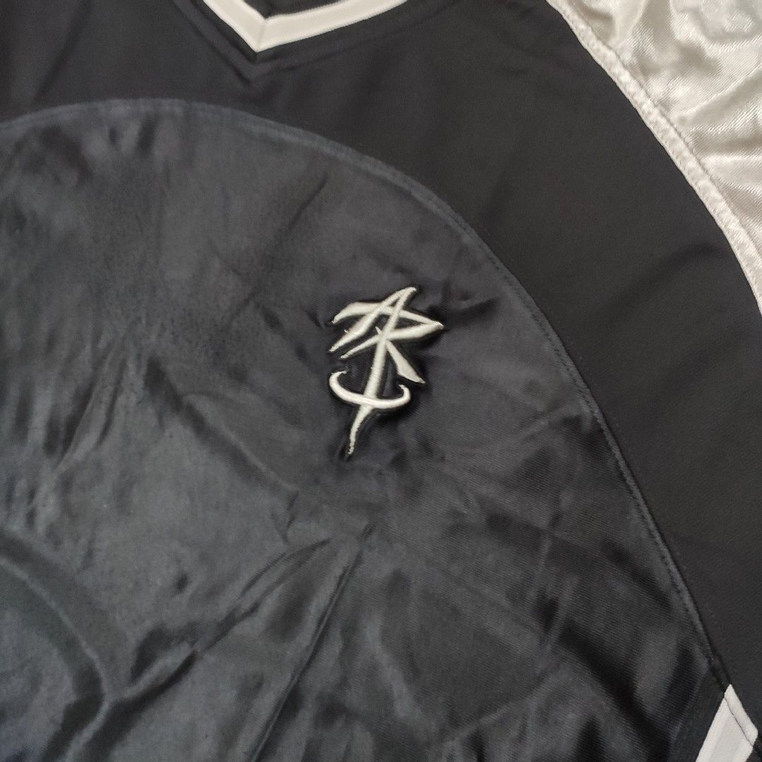 Y2K HIP-HOP REEBOK BLACK & SILVER SATIN PATCHWORK JERSEY (Category: Tshirts & Polo Shirts ) located in Asingan. Submitted by kyree_store (Listing ID 1437324589, Image 3). Description: REEBOK BLACK & SILVER SATIN PATCHWORK JERSEY • Satin patchwork detailing • Black and silver colorway • Lightweight and comfortable fit • Sporty streetwear aesthetic Size: XL Dimensions: Width: 23 Length: 29 Message for inquiries or purchase 📥.