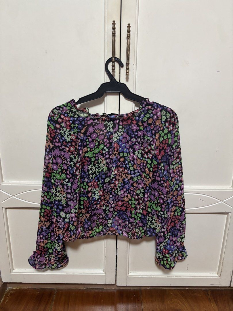 Zara Floral Blouse (semi cropped) (Category: Blouses) located in Quezon City. Submitted by cccarla_bc (Listing ID 1437314928, Image 3). Description: .