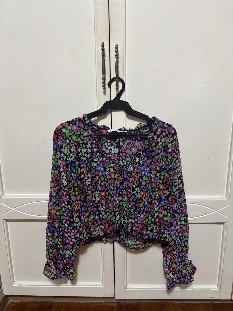 Zara Floral Blouse (semi cropped) (Category: Blouses) located in Quezon City. Submitted by cccarla_bc (Listing ID 1437314928, Image 1). Description: .