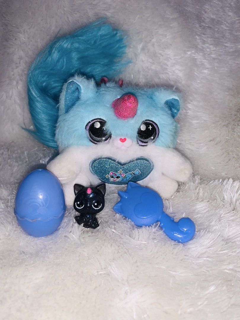 ZURU Rainbocorns Kittycorn Surprise Series 3 plush (Category: Plushies & Soft Toys) located in Pasig City. Submitted by nyca1989 (Listing ID 1437308293, Image 3). Description: 🌈🐱 Surprise your little one with this adorable ZURU Rainbocorns Kittycorn Surprise Series 3 plush! ✨ Features a cute blue kittycorn with a sparkling pink horn 💖🦄 Comes with: 🥚 Matching surprise egg 🪮 Blue mini hairbrush 🖤 Cute collectible Boo-Boocorn figure Free 2 Mc
