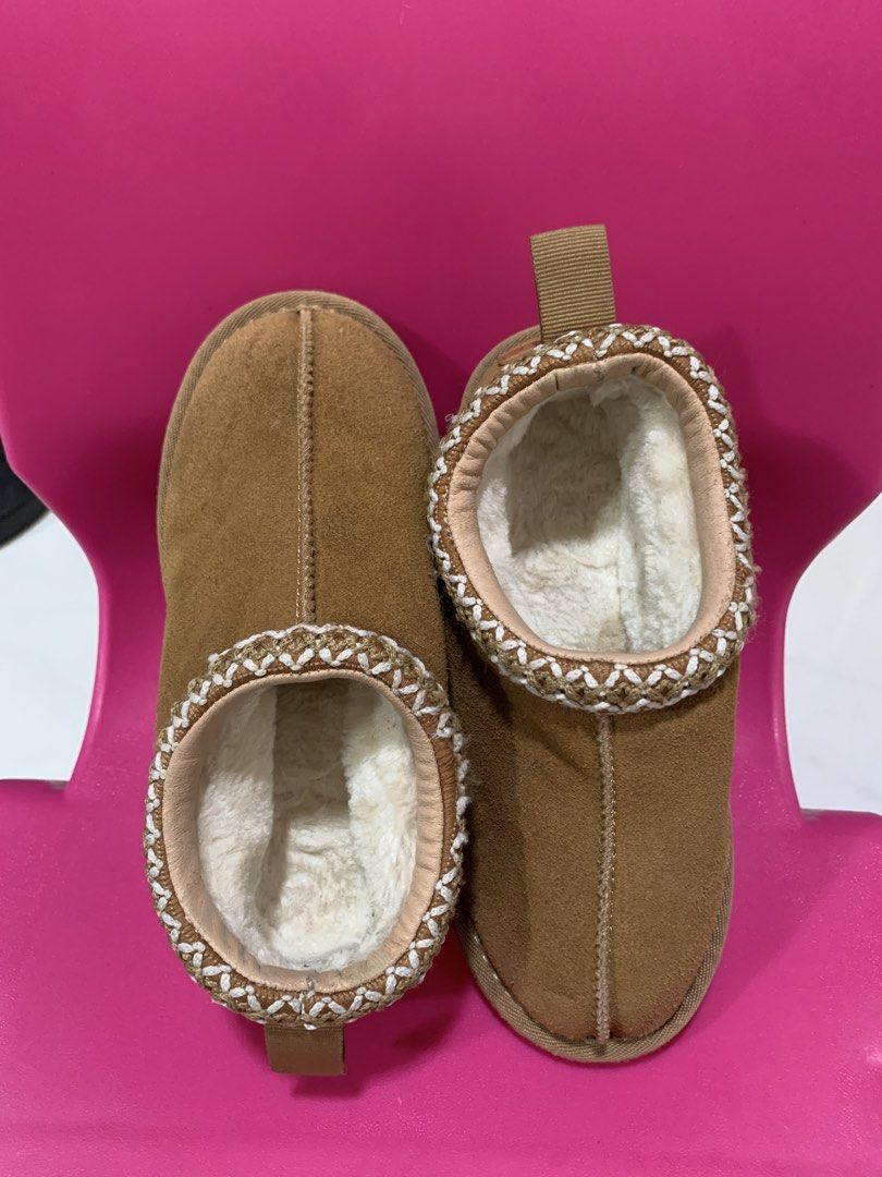 1910 Vintage Series Boots tasman slippers baby size (Category: Boots) located in Manila. Submitted by nlathrift (Listing ID 1437563611, Image 2). Description: - Brown suede exterior - Cozy fur-lined interior - Decorative stitched trim - Convenient pull tab - Durable sole - "1910 Vintage Series" brand.