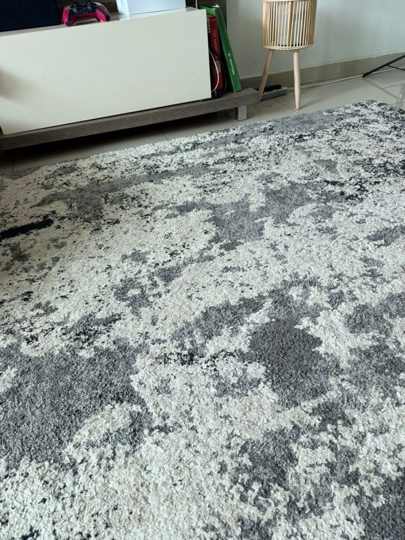 Abstract Pattern Rug (Category: Carpets, Mats & Flooring) located in Klang. Submitted by prelovedbyliee (Listing ID 1437436633, Image 3). Description: - Abstract design rug - Features shades of grey and white - Soft, textured feel - Rectangular shape - Medium size - Ideal for living rooms and bedrooms Self pickup - bandar kinrara puchong .