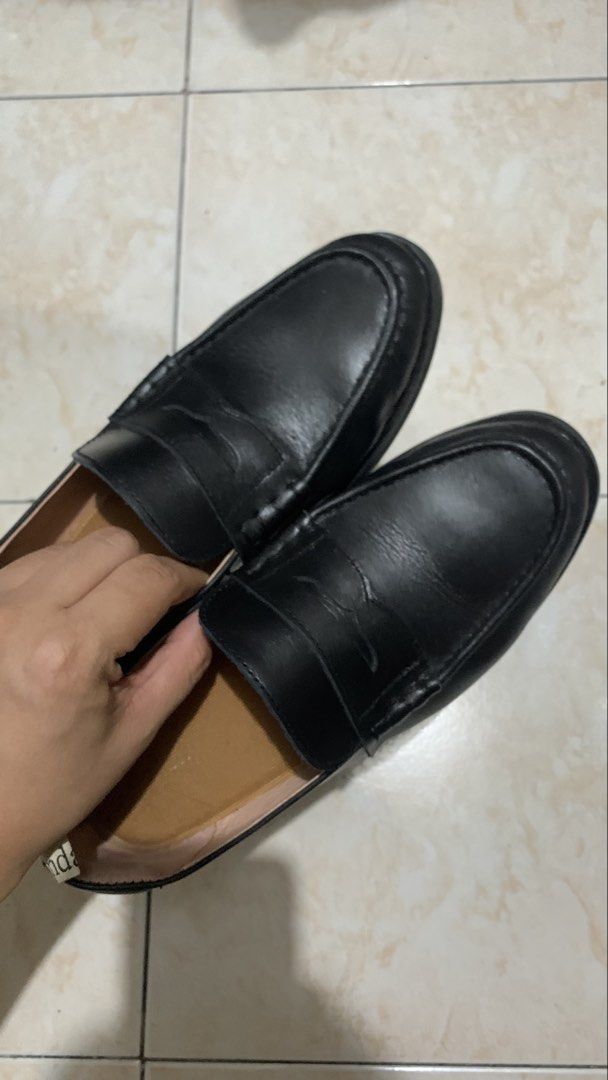 Andante Black Nineties Loafers (Category: Loafers) located in Quezon City. Submitted by gofundgill (Listing ID 1437545120, Image 3). Description: Bought from another seller. Used a few times. Wala na yung branding sa sole tho No flaws. As much as I’d like to keep this, unfortunately di bagay sakin. Last price. Size 7/37 ladies..