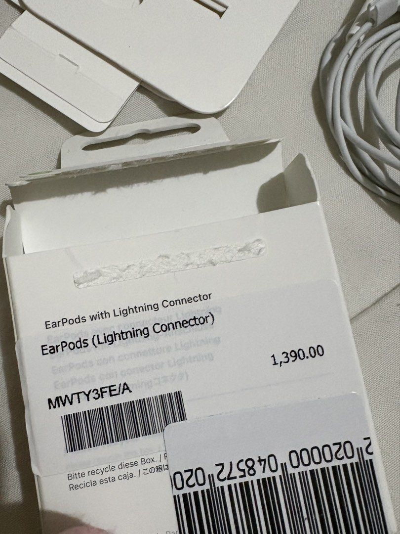 Apple Earpods Lightning (Category: Earphones) located in Mandaluyong City. Submitted by skylistings_c (Listing ID 1437577097, Image 2). Description: Bought it on March 27 in Cebu at Digital Walker (powermac authorized reseller) Used once for flight back only since I forgot my airpod in Manila and I needed it for airport and flight. .