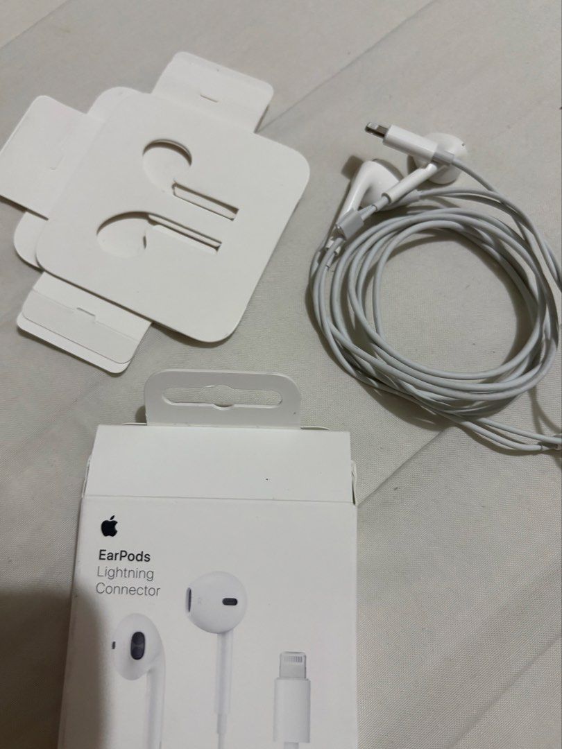 Apple Earpods Lightning (Category: Earphones) located in Mandaluyong City. Submitted by skylistings_c (Listing ID 1437577097, Image 1). Description: Bought it on March 27 in Cebu at Digital Walker (powermac authorized reseller) Used once for flight back only since I forgot my airpod in Manila and I needed it for airport and flight. .