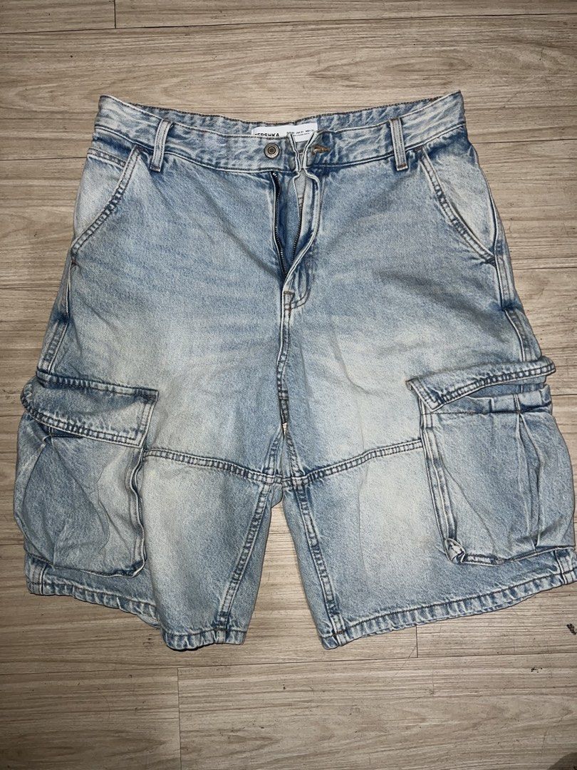 Bershka Denim Cargo Shorts (Category: Shorts) located in Manila. Submitted by kitty_d495d2 (Listing ID 1437546209, Image 1). Description: Bershka denim cargo shorts in a light wash. Features multiple pockets and a button closure. Rfs: di na nagagamit, naka stock lang .