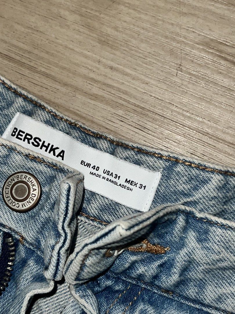 Bershka Denim Cargo Shorts (Category: Shorts) located in Manila. Submitted by kitty_d495d2 (Listing ID 1437546209, Image 3). Description: Bershka denim cargo shorts in a light wash. Features multiple pockets and a button closure. Rfs: di na nagagamit, naka stock lang .