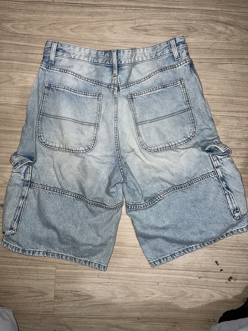 Bershka Denim Cargo Shorts (Category: Shorts) located in Manila. Submitted by kitty_d495d2 (Listing ID 1437546209, Image 2). Description: Bershka denim cargo shorts in a light wash. Features multiple pockets and a button closure. Rfs: di na nagagamit, naka stock lang .