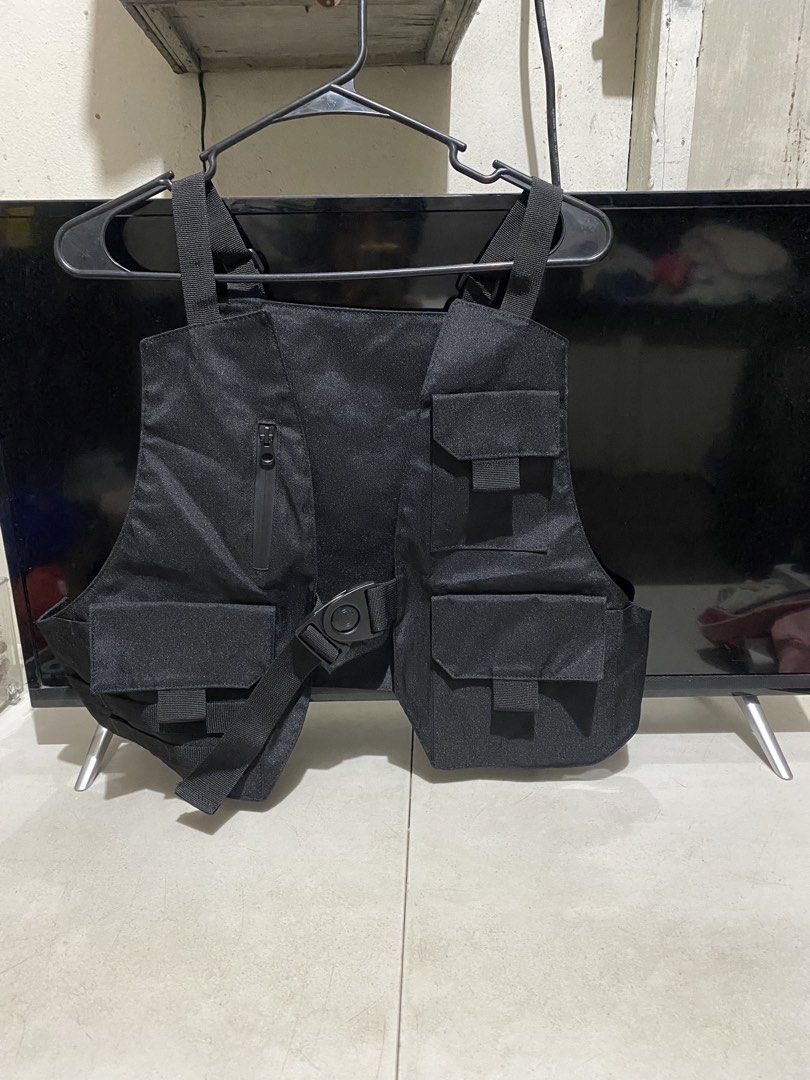 Black Tactical Vest with Multiple Pockets (Category: Vests) located in Manila. Submitted by resi.diaz (Listing ID 1437576137, Image 1). Description: - Black tactical vest - Multiple pockets for storage - Adjustable straps for a custom fit - Zipper pocket included - Several pouches for storage - Secure buckle closure - Made of durable fabric.