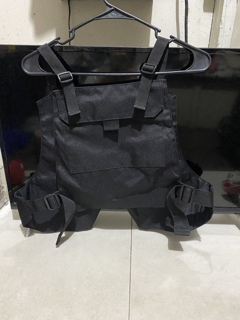 Black Tactical Vest with Multiple Pockets (Category: Vests) located in Manila. Submitted by resi.diaz (Listing ID 1437576137, Image 2). Description: - Black tactical vest - Multiple pockets for storage - Adjustable straps for a custom fit - Zipper pocket included - Several pouches for storage - Secure buckle closure - Made of durable fabric.