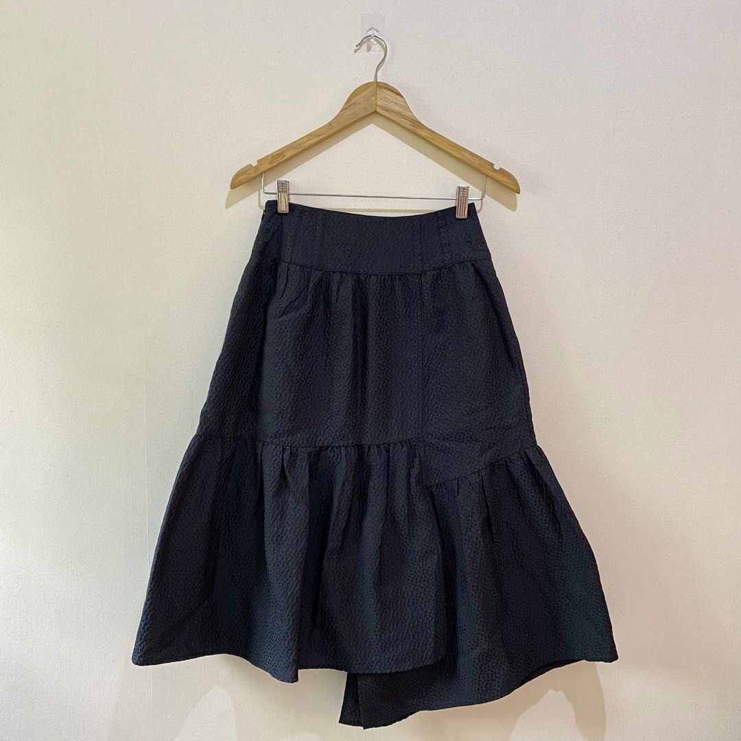 Black Tiered Skirt (Category: Skirts) located in Manila. Submitted by babaromarleyfico (Listing ID 1437404584, Image 1). Description: 🍋🍸Initial black classy skirt / Side zipper / Inner lining Waist: 25-26 Length: 32”.