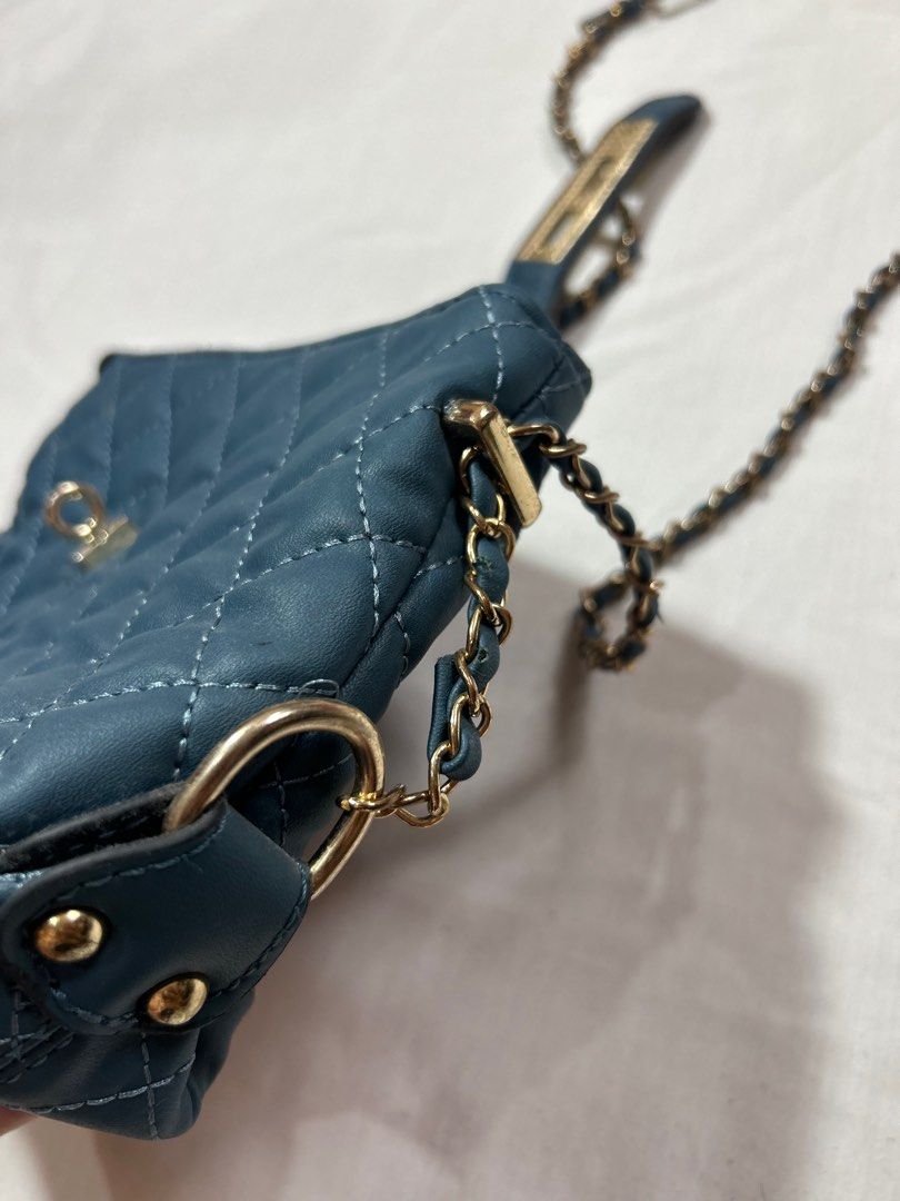 Blue Quilted Leather-Style Handbag with Chain Accent (Category: Cross-body Bags) located in Baguio. Submitted by robthegoddess (Listing ID 1437437937, Image 3). Description: .