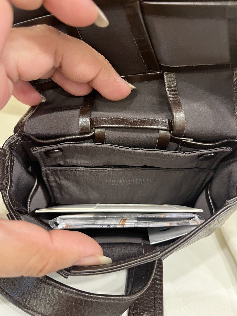 Bottega (Category: Luxury Bags & Wallets) located in Mandaluyong City. Submitted by agnes.raymundo28 (Listing ID 1437493482, Image 3). Description: With cert only.