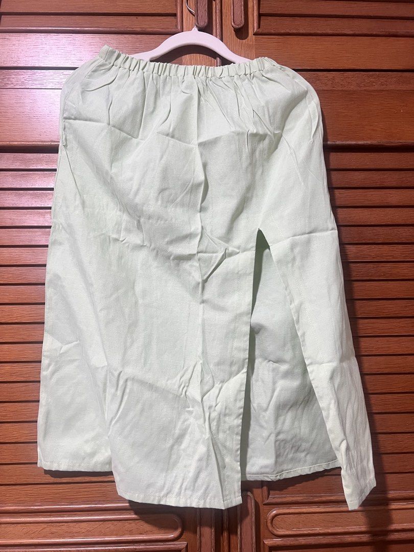 ByMeadow Apple Green Slit Skirt (Category: Skirts) located in Manila. Submitted by cheddarph (Listing ID 1437544948, Image 3). Description: .