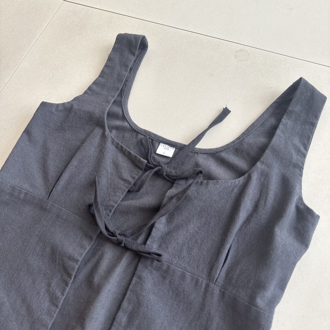 Calista Apparel Black Tie Top (Category: Sleeveless) located in Cebu City. Submitted by strawbeanz (Listing ID 1437460750, Image 2). Description: - Calista Apparel tank top - Black color - Square neckline - Tie detail at front - Sleeveless design - Fitted silhouette - Size L.