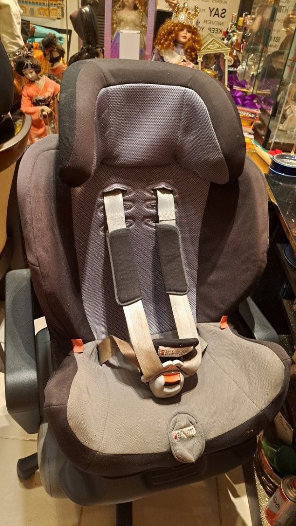 Carmate Ailebebe Swing Moon (Category: Car Seats) located in Pasay City. Submitted by darumaichiban888 (Listing ID 1437442716, Image 1). Description: - Britax car seat - Comfortable design with headrest - Integrated harness system - Adjustable straps - Dark grey color with orange accents - Sturdy base - Designed for safety and ease of use Model Series: Likely a Swing Moon or Swing Moon Premium.Suitability: Typically designed for children from aro