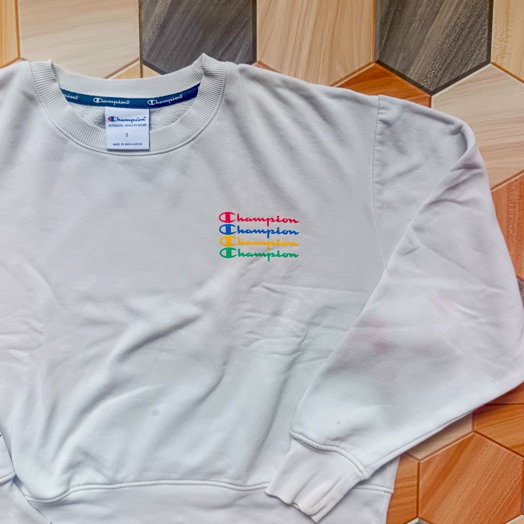 Champion Crewneck Sweatshirt (Category: Coats, Jackets and Outerwear) located in Manila. Submitted by caps08 (Listing ID 1437456945, Image 2). Description: - Champion crewneck sweatshirt - White color - Embroidered Champion logo on chest - Champion logo on sleeve - Round neckline - Long sleeves - Made in England - Size: S.