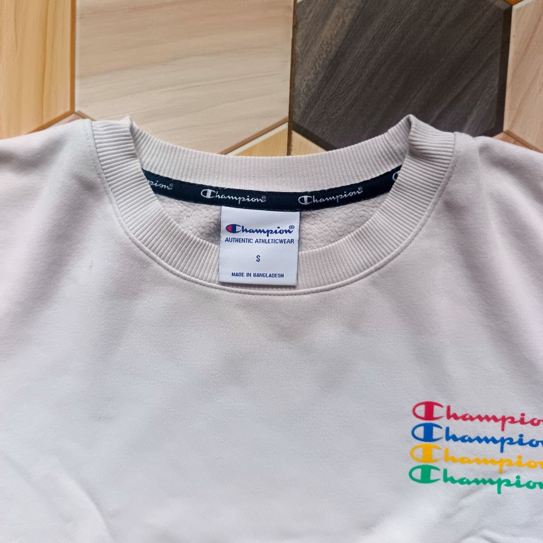 Champion Crewneck Sweatshirt (Category: Coats, Jackets and Outerwear) located in Manila. Submitted by caps08 (Listing ID 1437456945, Image 3). Description: - Champion crewneck sweatshirt - White color - Embroidered Champion logo on chest - Champion logo on sleeve - Round neckline - Long sleeves - Made in England - Size: S.