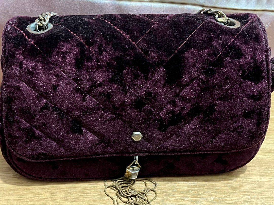Charles & keith small party bag (Category: Clutches) located in Paranaque City. Submitted by annyfd_1102 (Listing ID 1437546857, Image 1). Description: .