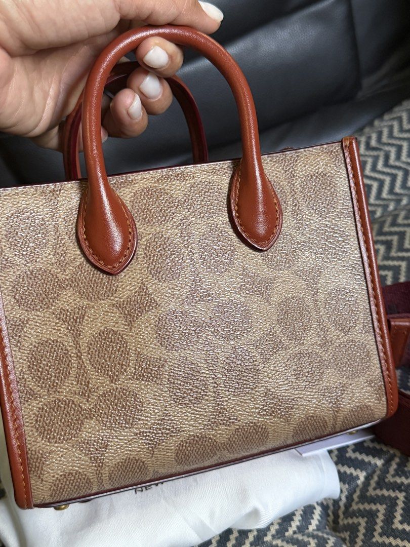Coach (Retail) Mini Bag (Category: Luxury Bags & Wallets) located in General Santos City (Dadiangas). Submitted by itsgemz (Listing ID 1437404138, Image 3). Description: Coach Ace Tote 17 Authentic Retail item Natanggalan lang ng 2-3 stitches sa pocket sa loob .