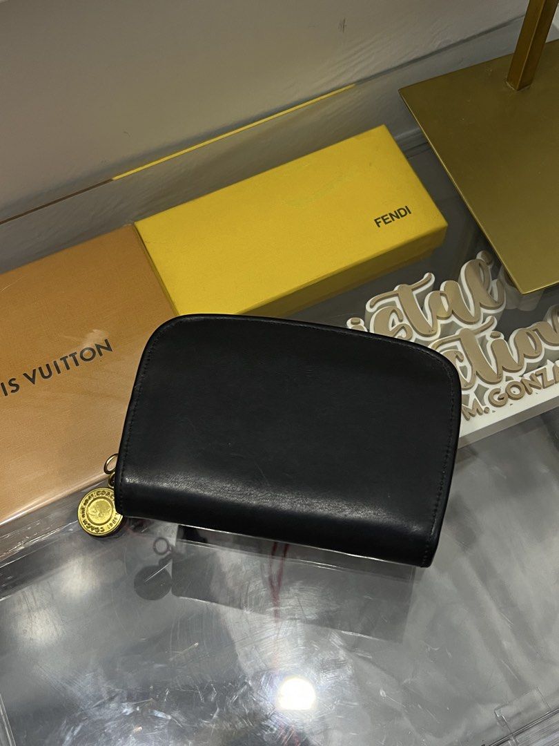 Coach Vintage (Category: Luxury Bags & Wallets) located in Cabanatuan. Submitted by cristalyngonzales (Listing ID 1437539509, Image 1). Description: Medium Wallet Very good cond signs of used only.
