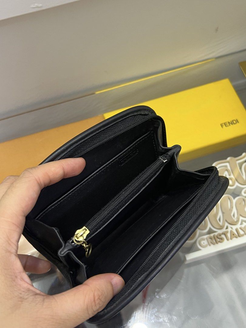 Coach Vintage (Category: Luxury Bags & Wallets) located in Cabanatuan. Submitted by cristalyngonzales (Listing ID 1437539509, Image 2). Description: Medium Wallet Very good cond signs of used only.