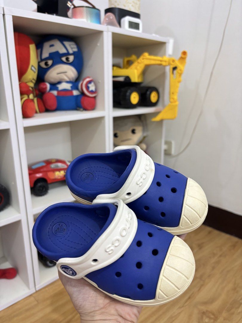 Crocs toddler (Category: Babies & Kids Fashion) located in Valenzuela. Submitted by cmdgbaby (Listing ID 1437506363, Image 2). Description: Crocs blue white C7 needs cleaning.