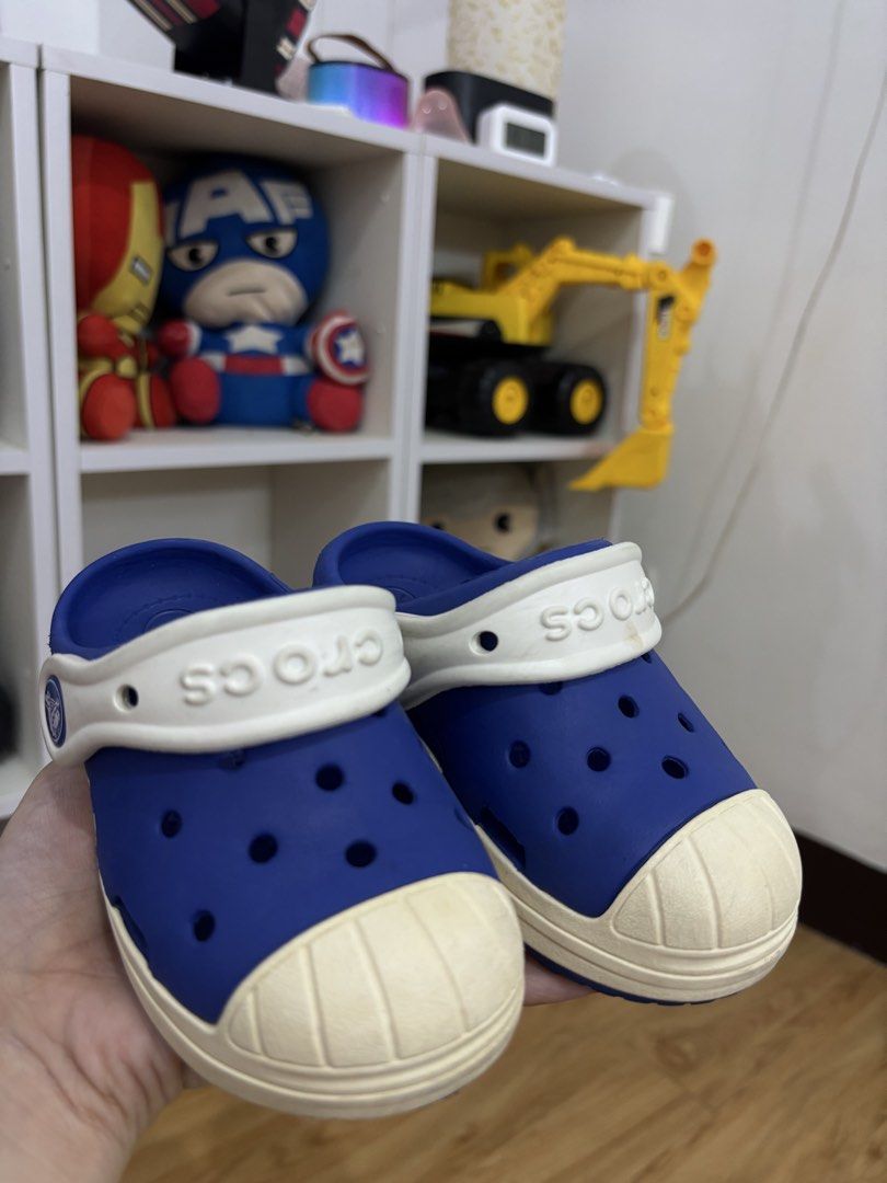 Crocs toddler (Category: Babies & Kids Fashion) located in Valenzuela. Submitted by cmdgbaby (Listing ID 1437506363, Image 3). Description: Crocs blue white C7 needs cleaning.