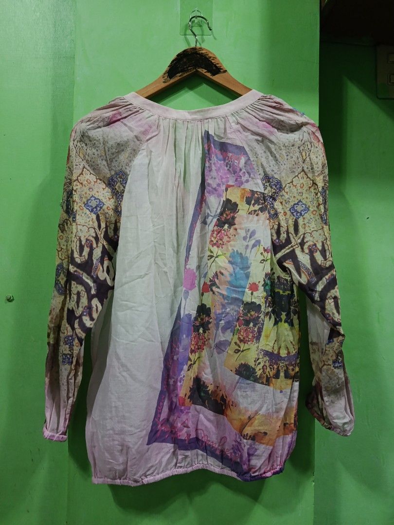 DESIGUAL (Category: Activewear) located in Mandaluyong City. Submitted by newdepot (Listing ID 1437533896, Image 3). Description: Desigual floral print v-neck blouse featuring long sleeves and a relaxed fit. med.