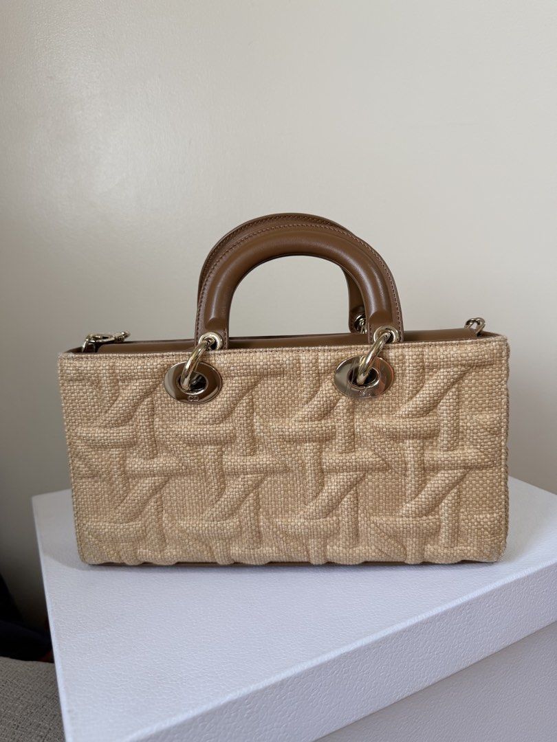 D-Joy (Category: Luxury Bags & Wallets) located in Quezon City. Submitted by _cherryontop_ (Listing ID 1437499305, Image 3). Description: D-Joy Medium Raffia 9.3/10 box,dust bag,entrupy.