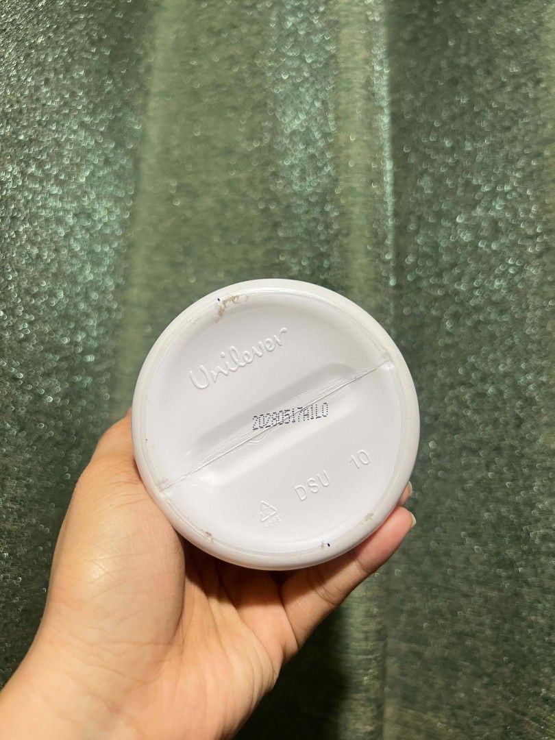 Dove Radiant Glow Cloud Self-Foaming Body Wash (Category: Bath) located in Manila. Submitted by swiftlion-552a (Listing ID 1437529183, Image 2). Description: - Dove Radiant Glow Cloud Self-Foaming Body Wash - Infused with 10x Niacinamide - Features a pink and white bottle design - Self-foaming formula - Production date: 202805 (Unilever) - Unilever product.