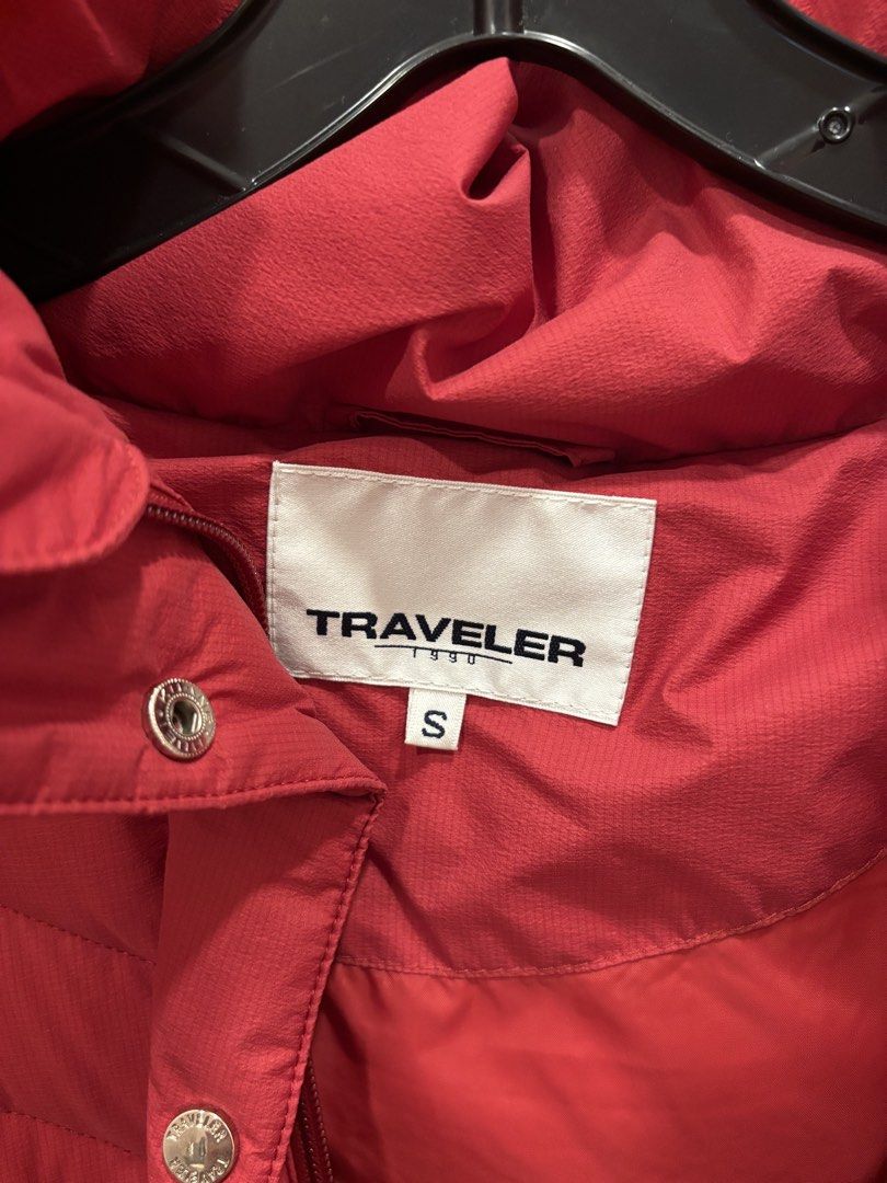 Down jacket (Category: Coats, Jackets and Outerwear) located in Singapore. Submitted by taupocky (Listing ID 1437495843, Image 2). Description: Good condition comes with a pouch where down jacket can be folded and put into for packing.
