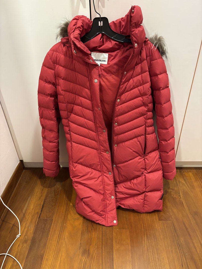 Down jacket (Category: Coats, Jackets and Outerwear) located in Singapore. Submitted by taupocky (Listing ID 1437495843, Image 1). Description: Good condition comes with a pouch where down jacket can be folded and put into for packing.