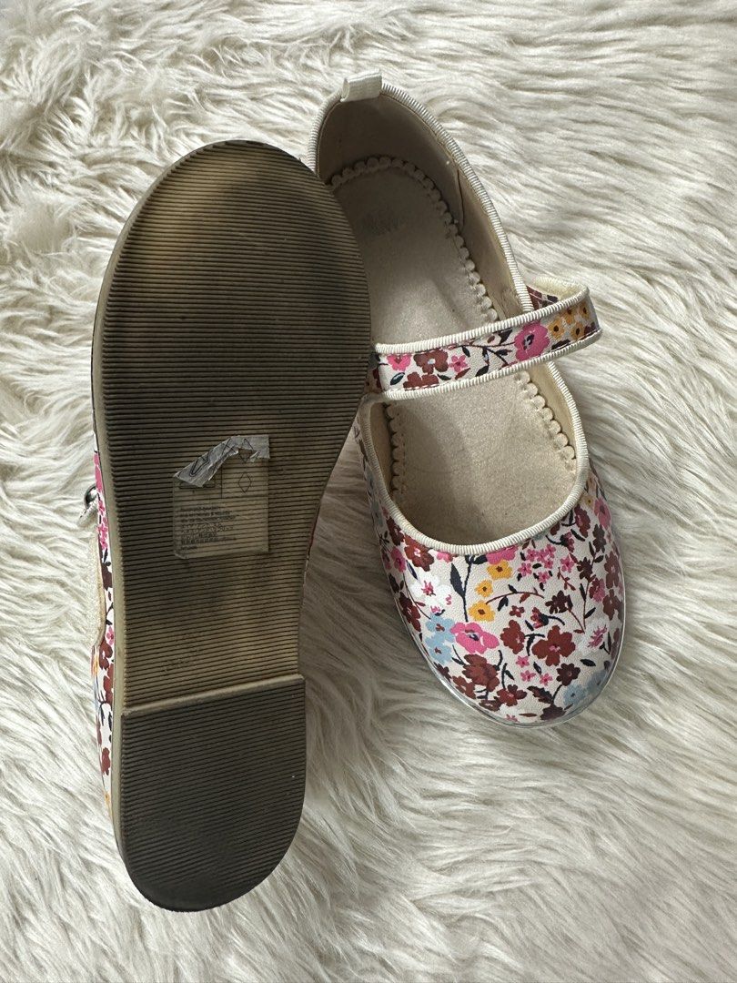 Floral Mary Jane Shoes (Category: Babies & Kids Fashion) located in Taguig. Submitted by pinkandbutterflies (Listing ID 1437542754, Image 2). Description: - Mary Jane style shoes - Adorable floral pattern - Secure strap closure - Suitable for daily wear - Soles show some wear Brand H&M EUR 31 US 13.5 .
