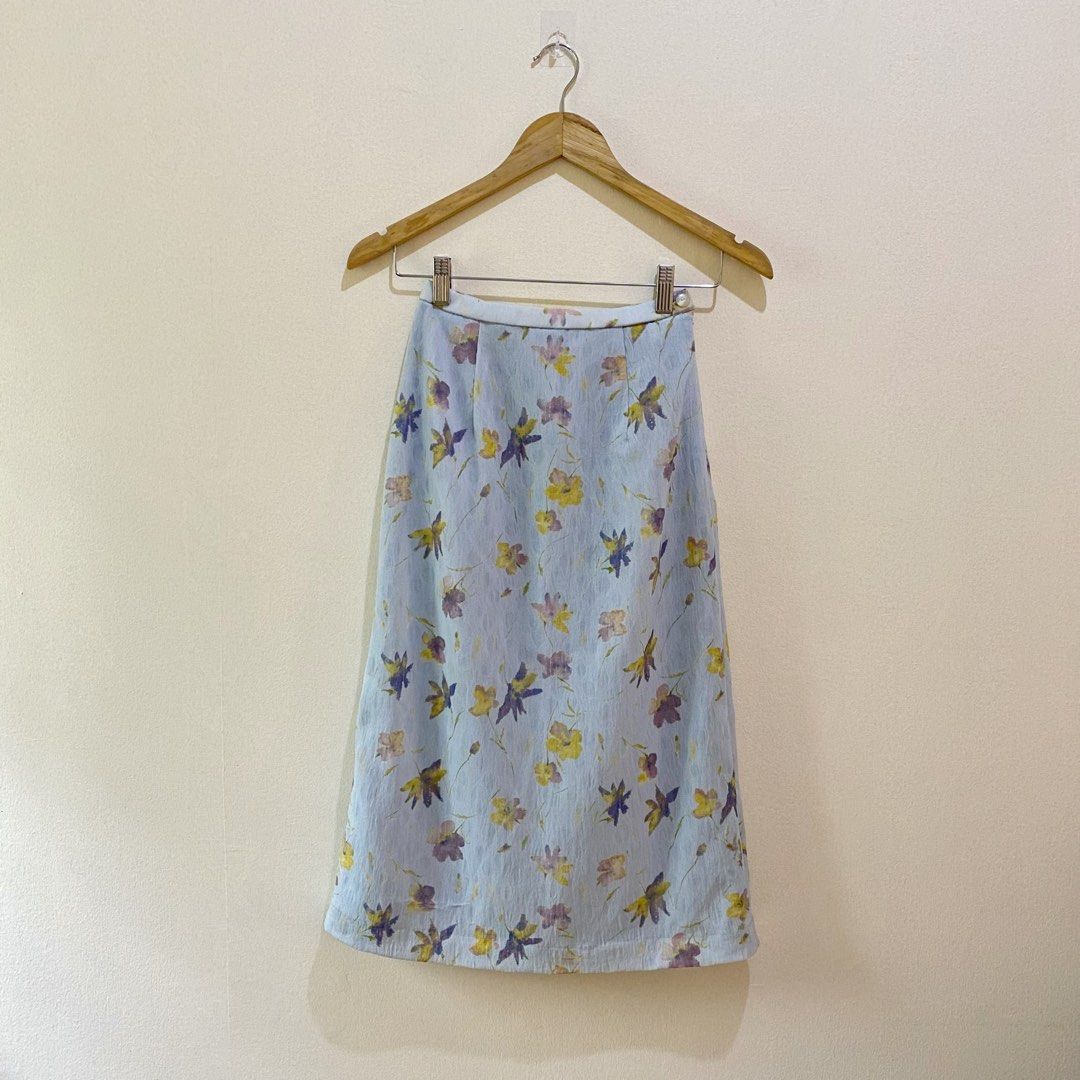 Floral Print Midi Skirt (Category: Skirts) located in Manila. Submitted by babaromarleyfico (Listing ID 1437404671, Image 1). Description: 🍋🍸Tino Vintage floral skirt Waist: 23-24 Length: 28”.