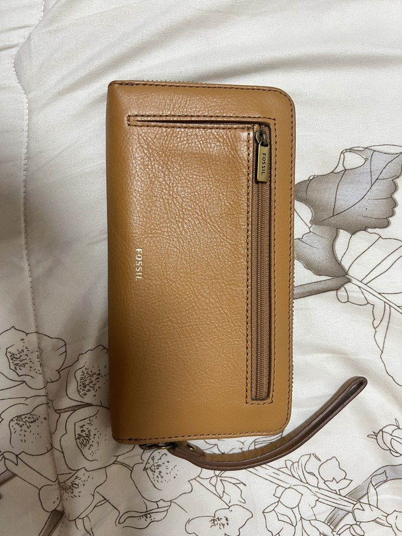 Fossil Heart Print Wallet (Category: Wallets & Card holders) located in Quezon City. Submitted by itsmecece (Listing ID 1437535474, Image 2). Description: Can nego for sure buyer.