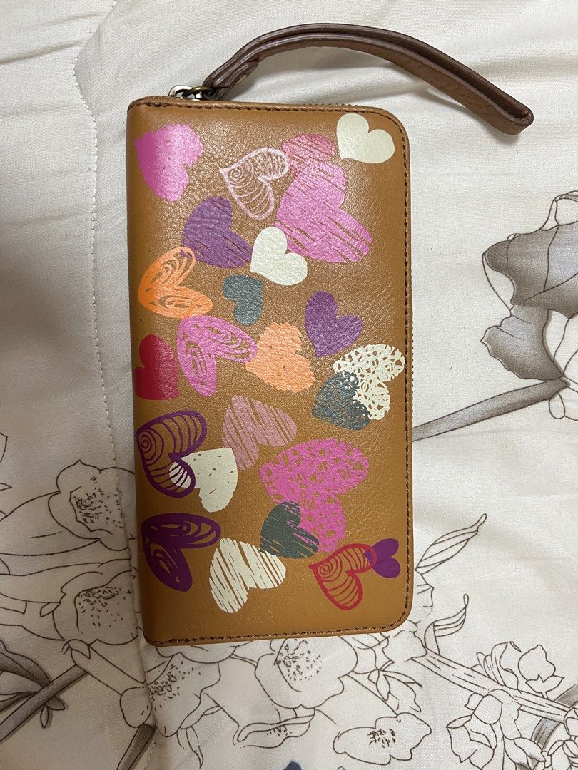 Fossil Heart Print Wallet (Category: Wallets & Card holders) located in Quezon City. Submitted by itsmecece (Listing ID 1437535474, Image 1). Description: Can nego for sure buyer.