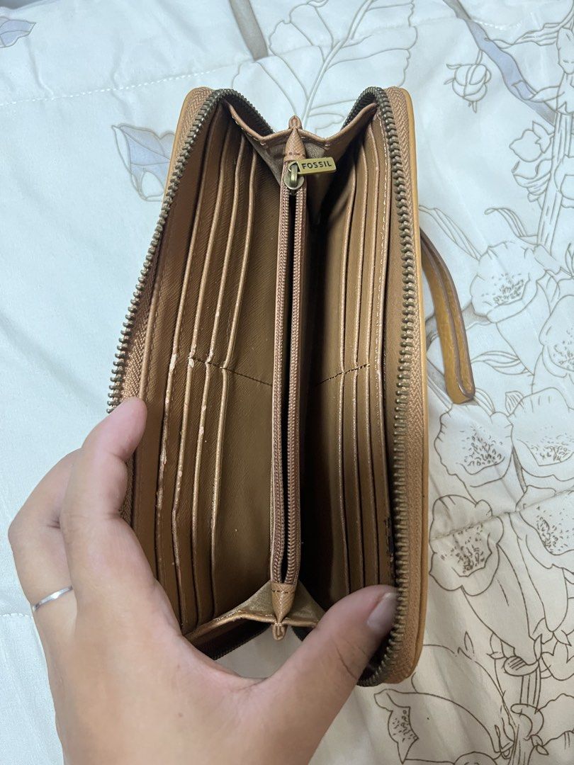 Fossil Heart Print Wallet (Category: Wallets & Card holders) located in Quezon City. Submitted by itsmecece (Listing ID 1437535474, Image 3). Description: Can nego for sure buyer.