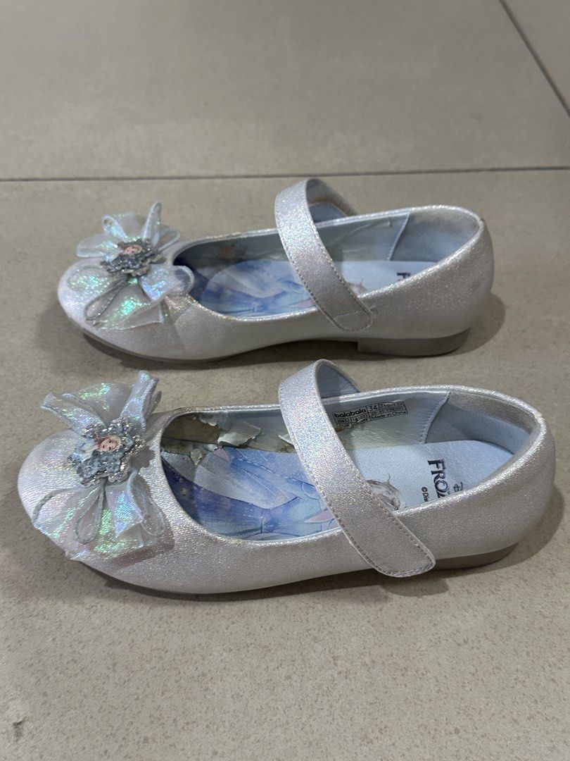 Frozen Elsa Shoes Size 34 20-1/2cm (Category: Babies & Kids Fashion) located in Caloocan City. Submitted by ashleyscorner (Listing ID 1437445269, Image 3). Description: issue lang un un loob ng balat un lang po ok ang rubber hnd tuklap po hindi din malutong - Frozen Elsa shoes - Size 34 - Sparkly white design - Features a bow and Elsa's image - Easy strap closure - Light grey sole - Elsa's image on insole - Ideal for Frozen fans.