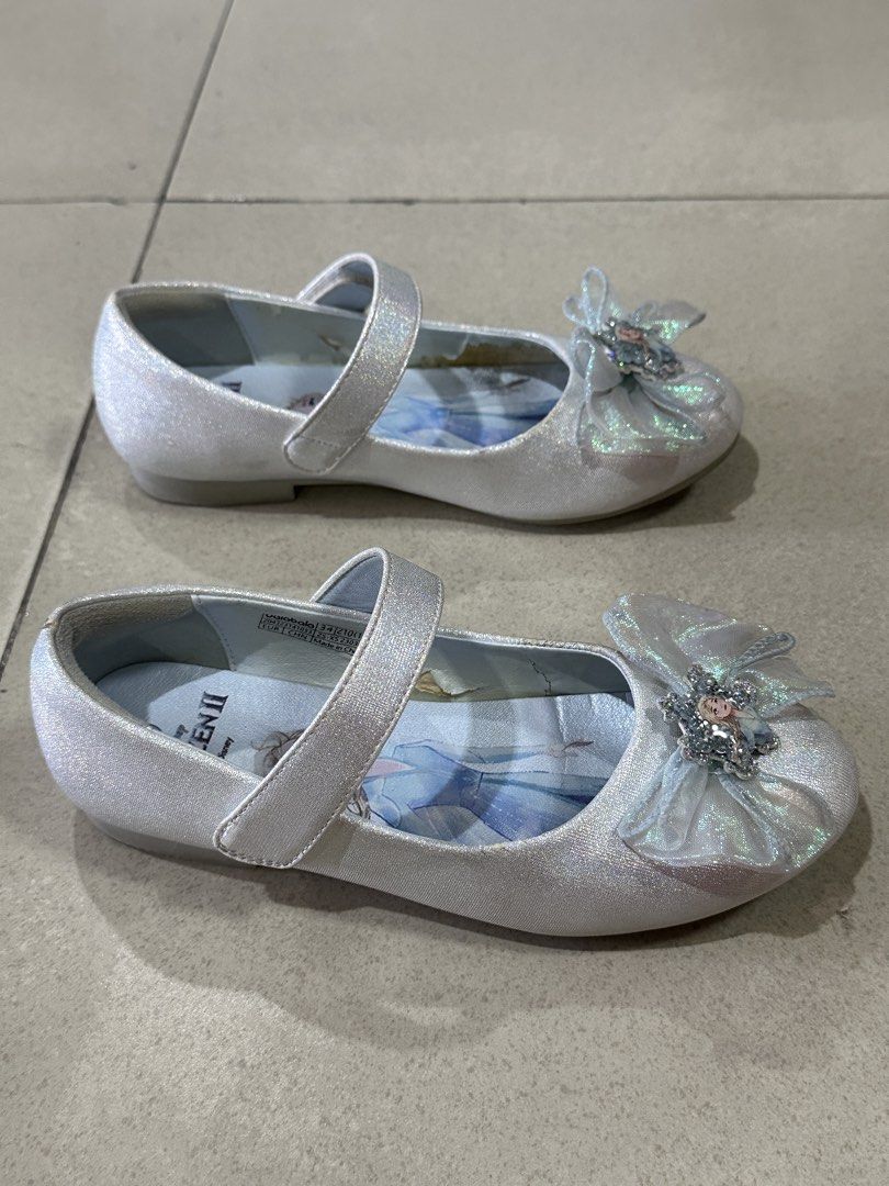 Frozen Elsa Shoes Size 34 20-1/2cm (Category: Babies & Kids Fashion) located in Caloocan City. Submitted by ashleyscorner (Listing ID 1437445269, Image 2). Description: issue lang un un loob ng balat un lang po ok ang rubber hnd tuklap po hindi din malutong - Frozen Elsa shoes - Size 34 - Sparkly white design - Features a bow and Elsa's image - Easy strap closure - Light grey sole - Elsa's image on insole - Ideal for Frozen fans.