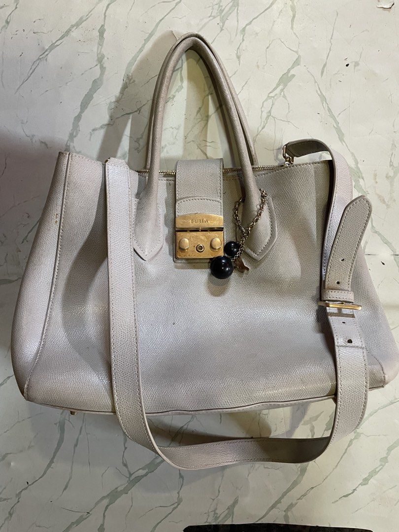 FURLA TOWAY CROSSBODY BAG (Category: Luxury Bags & Wallets) located in Iloilo. Submitted by sweaythrift (Listing ID 1437469739, Image 1). Description: NWT Furla Textured Metropolis Leather Satchel Purse Light Grey .