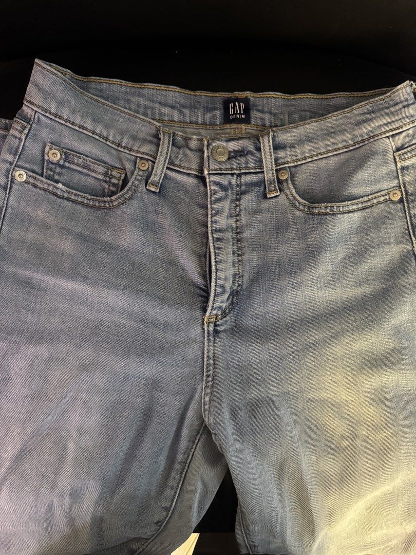 GAP Denim Jeans - True Skinny (Category: Jeans) located in Manila. Submitted by cvpeb (Listing ID 1437444295, Image 3). Description: - GAP denim jeans - Light wash - Skinny fit - Size 27R - Button closure with GAP logo - Classic five-pocket design - Light blue color.