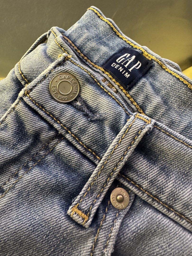 GAP Denim Jeans - True Skinny (Category: Jeans) located in Manila. Submitted by cvpeb (Listing ID 1437444295, Image 1). Description: - GAP denim jeans - Light wash - Skinny fit - Size 27R - Button closure with GAP logo - Classic five-pocket design - Light blue color.