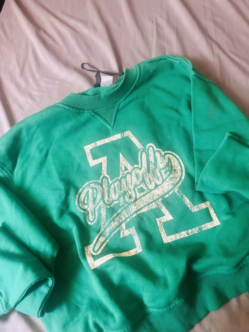 H&M Green Playoff Sweatshirt - Size M (Category: Longsleeves) located in Santa. Submitted by frinkmallooo (Listing ID 1437417758, Image 1). Description: - H&M "Playoffs" sweatshirt - Size: Medium - Color: Green - Features: Crew neck, long sleeves, ribbed hem and cuffs - Condition: Minor stain on sleeve - Fabric: Comfortable for casual wear issue : brown stain (check sa other pics).