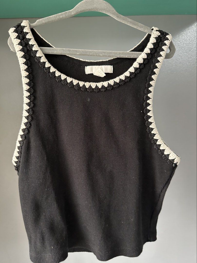 H&M Lace trimmed crop top (Category: Sleeveless) located in Quezon City. Submitted by tan__k (Listing ID 1437488985, Image 2). Description: color black size XS Cropped tank top in ribbed cotton jersey with crochet-look lace trim at neckline and armholes..