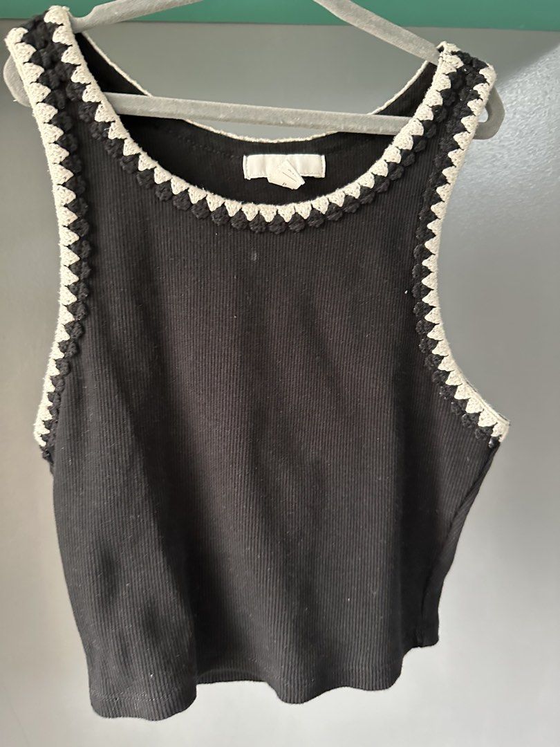 H&M Lace trimmed crop top (Category: Sleeveless) located in Quezon City. Submitted by tan__k (Listing ID 1437488985, Image 3). Description: color black size XS Cropped tank top in ribbed cotton jersey with crochet-look lace trim at neckline and armholes..